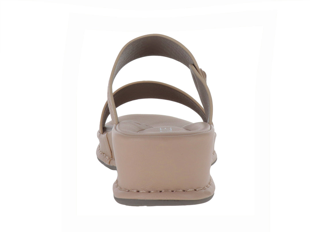 Sandalia beige de plataforma con dos correas, una lisa y otra texturizada.