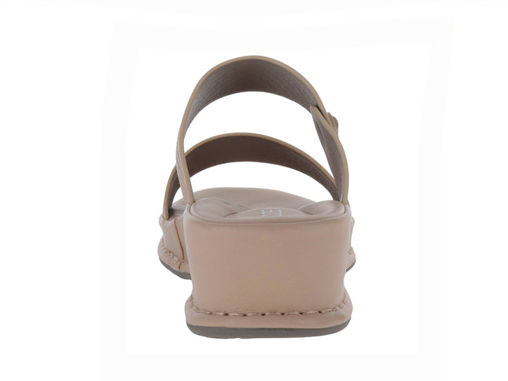 Sandalia beige de plataforma con dos correas, una lisa y otra texturizada.