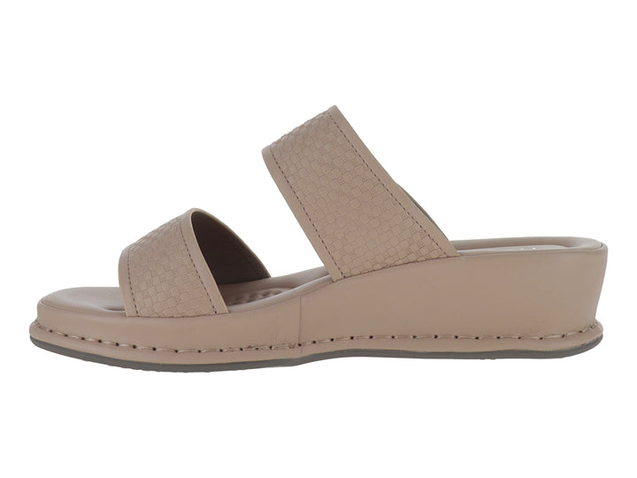 Sandalia beige de plataforma con dos correas, una lisa y otra texturizada.