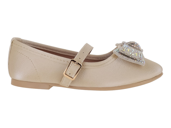 Zapato plano color nacar con correa, hebilla dorada y moño decorativo con brillantes.
