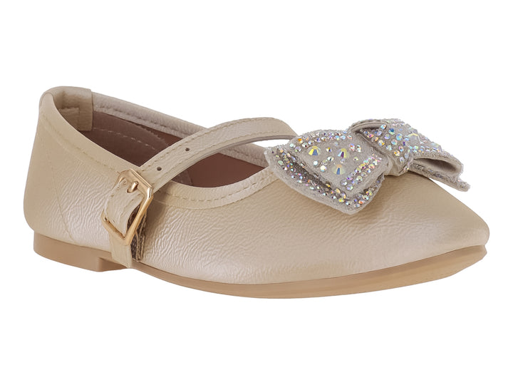 Zapato plano color nacar con correa, hebilla dorada y moño decorativo con brillantes.