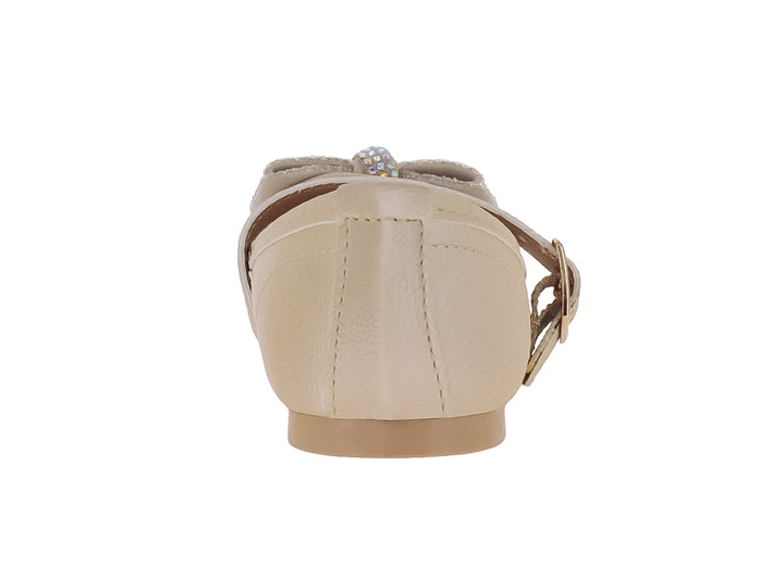 Zapato plano color nacar con correa, hebilla dorada y moño decorativo con brillantes.