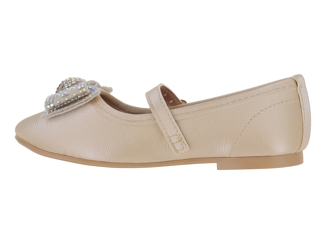 Zapato plano color nacar con correa, hebilla dorada y moño decorativo con brillantes.