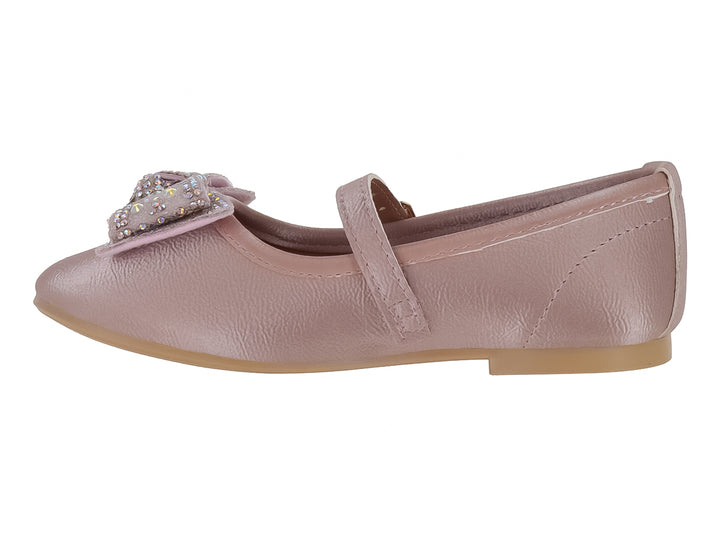 Zapato plano color frappe para niña con correa, hebilla dorada y moño decorativo con brillantes.
