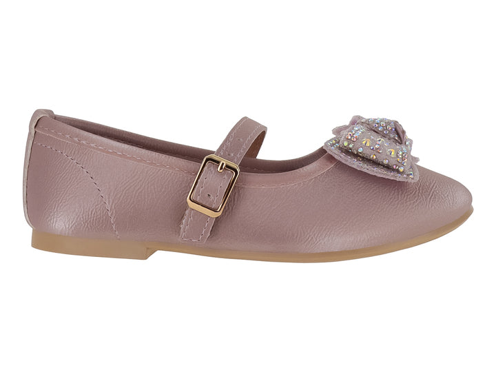 Zapato plano color frappe con correa y moño decorativo con detalles brillantes.
