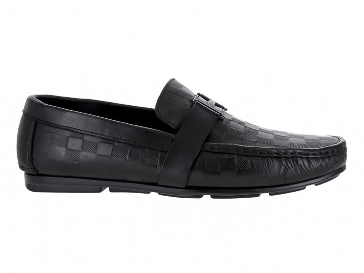 Zapato mocasín negro con diseño de cuadros en relieve y suela plana.