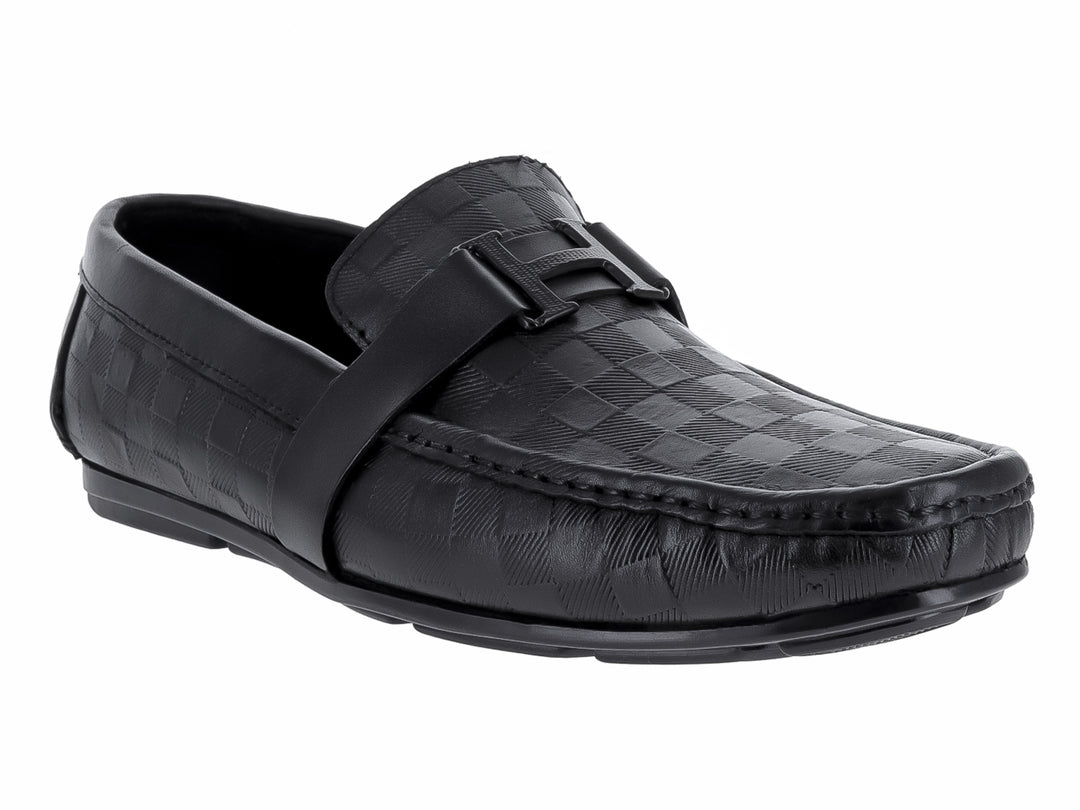 Zapato mocasín negro con diseño de cuadros en relieve y suela plana.