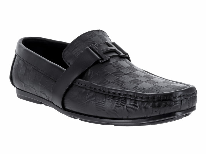 Zapato mocasín negro con diseño de cuadros en relieve y suela plana.