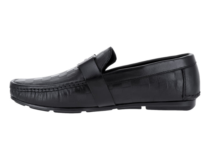 Zapato mocasín negro con diseño de cuadros en relieve y suela plana.