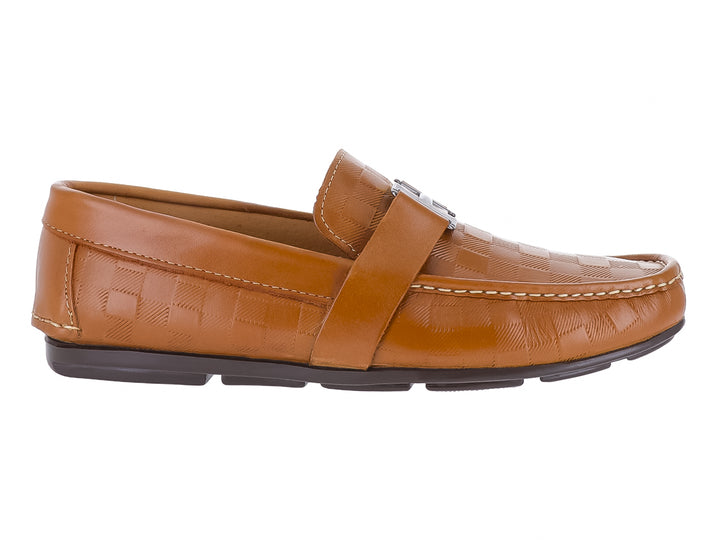 Zapato tipo mocasín color miel con textura grabada y suela oscura.