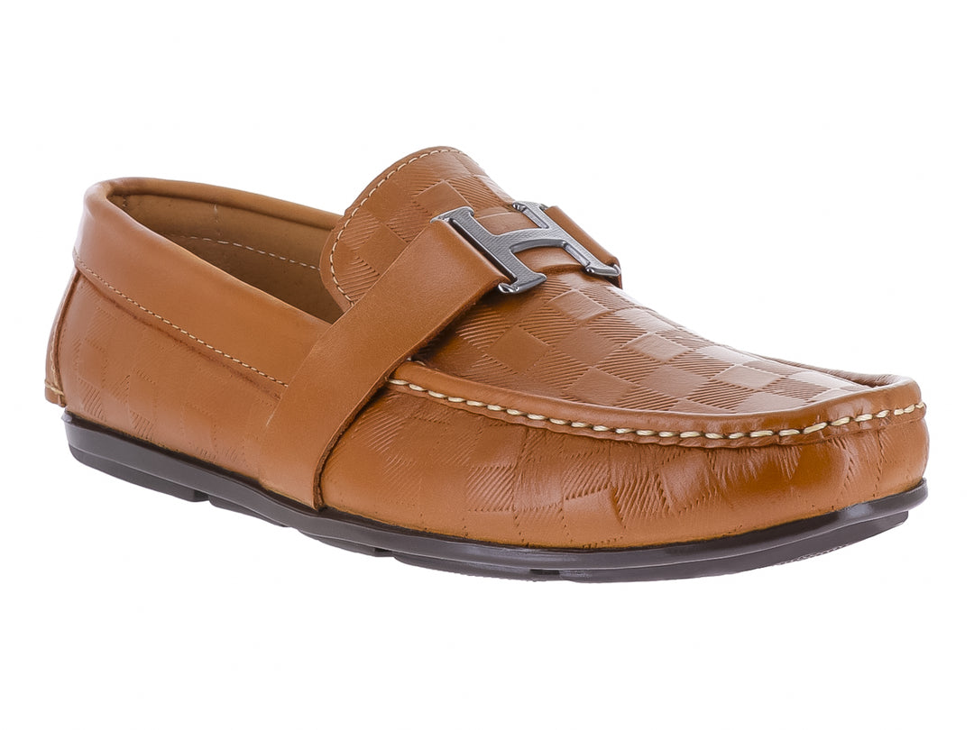 Zapato tipo mocasín color miel con textura grabada y suela oscura.
