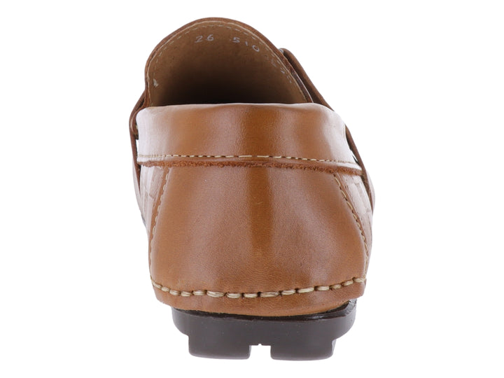Zapato tipo mocasín color miel con textura grabada y suela oscura.