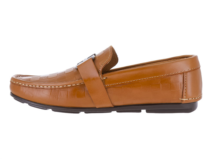 Zapato tipo mocasín color miel con textura grabada y suela oscura.
