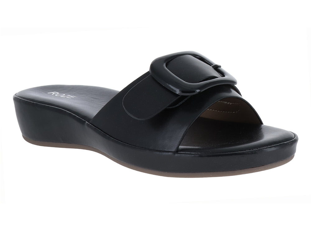 Sandalia negra de plataforma con hebilla decorativa y suela cuña.
