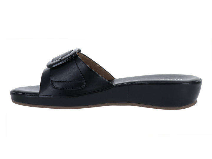 Sandalia negra de plataforma con hebilla decorativa y suela cuña.