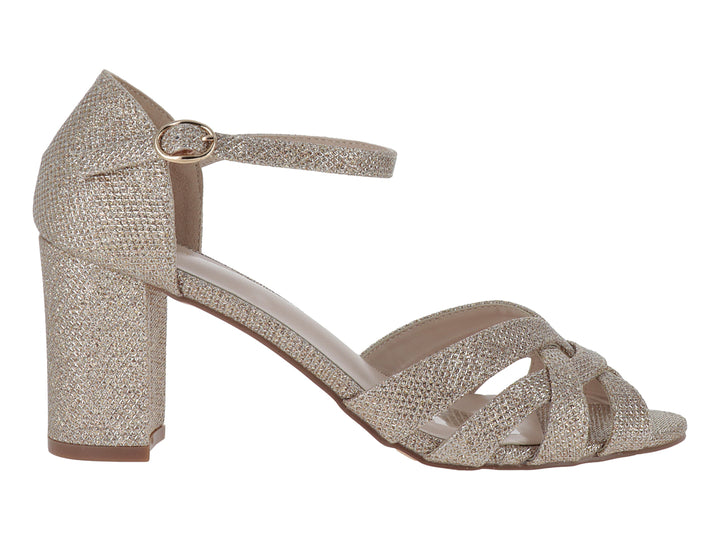 Sandalia color champagne con tacón cuadrado y tiras brillantes cruzadas.