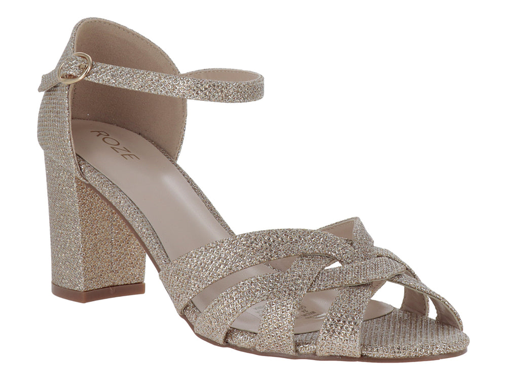 Sandalia color champagne con tacón cuadrado y tiras brillantes cruzadas.