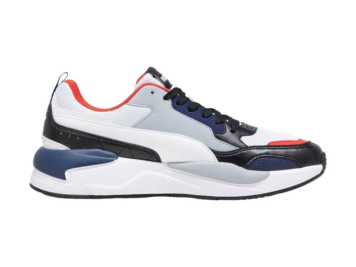 Tenis PUMA X-Ray 2 Square en colores blanco, negro, gris y azul con detalles rojos y suela blanca robusta.