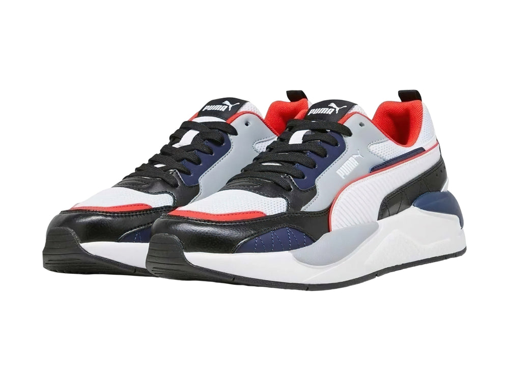 Tenis PUMA X-Ray 2 Square en colores blanco, negro, gris y azul con detalles rojos y suela blanca robusta.