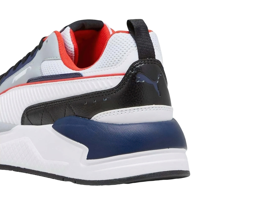 Tenis PUMA X-Ray 2 Square en colores blanco, negro, gris y azul con detalles rojos y suela blanca robusta.