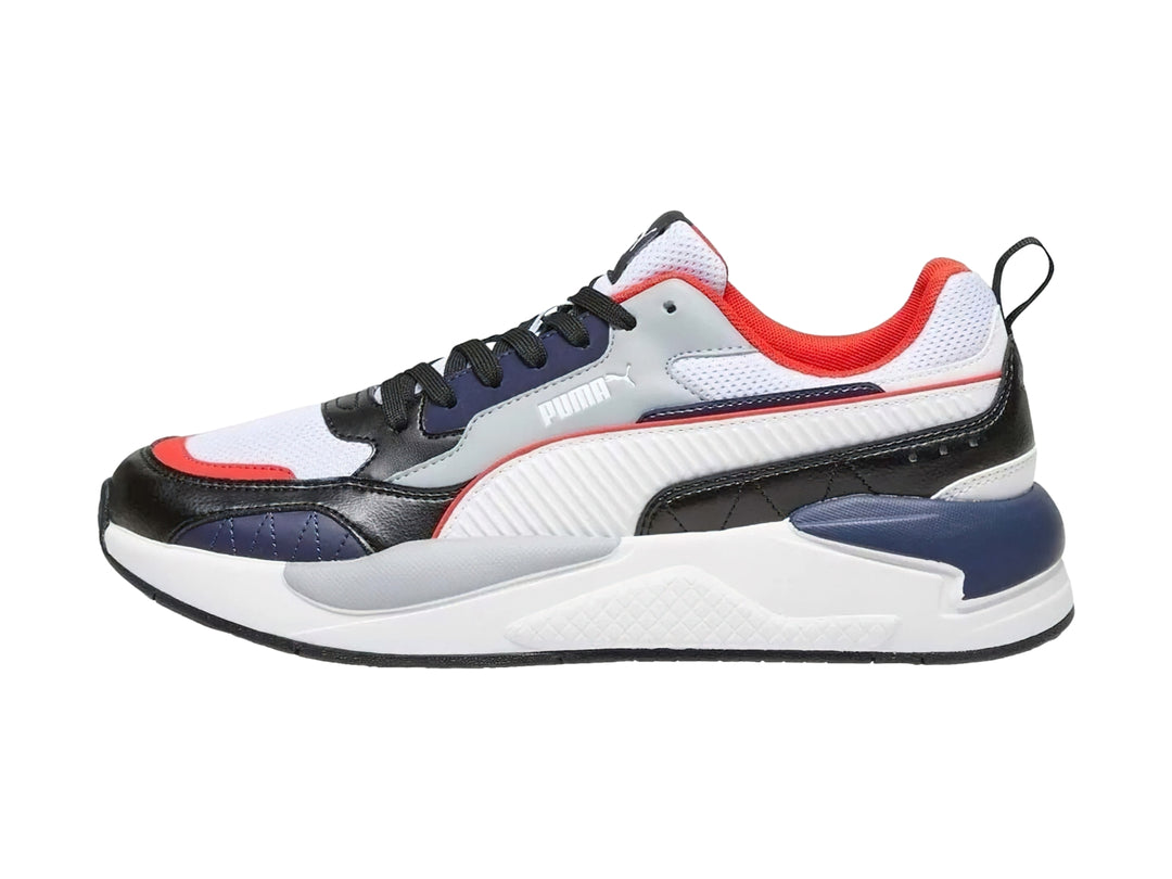 Tenis PUMA X-Ray 2 Square en colores blanco, negro, gris y azul con detalles rojos y suela blanca robusta.