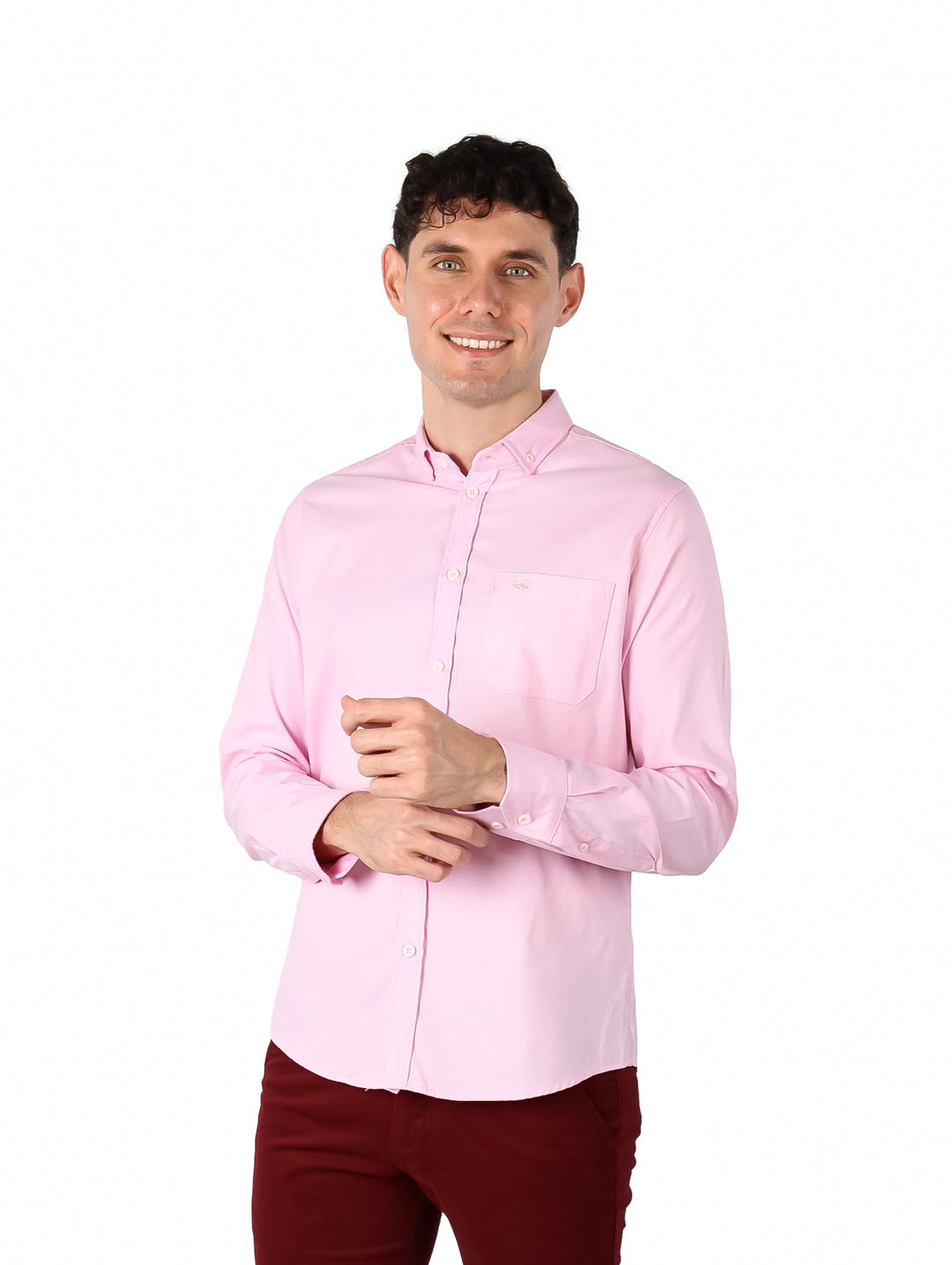 Hombre vistiendo una camisa Oxford de color rosa claro con manga larga y botones.