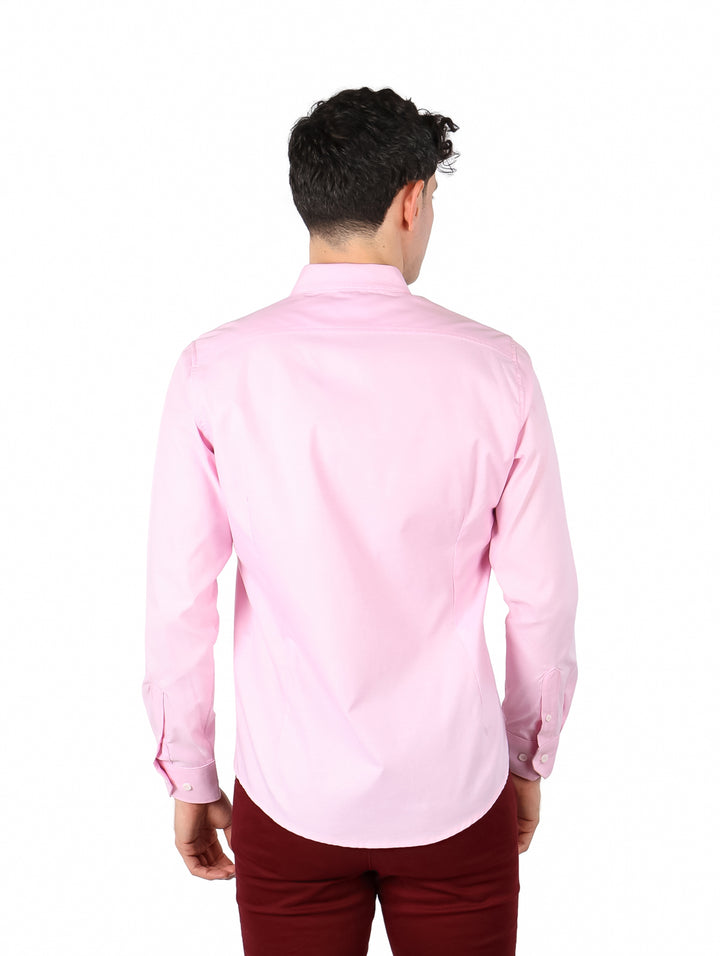 Hombre vistiendo una camisa Oxford de color rosa claro con manga larga y botones.