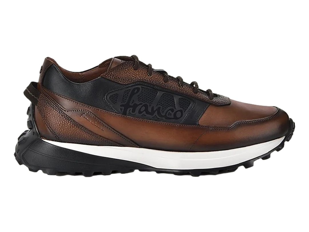 Zapato casual de cuero color almendra con detalles en negro y suela blanca y negra.