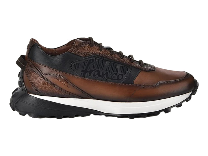 Zapato casual de cuero color almendra con detalles en negro y suela blanca y negra.