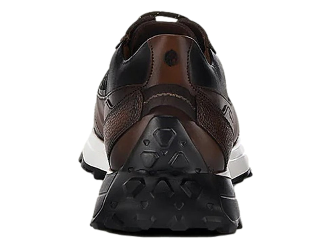 Zapato casual de cuero color almendra con detalles en negro y suela blanca y negra.
