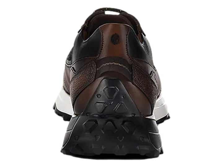 Zapato casual de cuero color almendra con detalles en negro y suela blanca y negra.