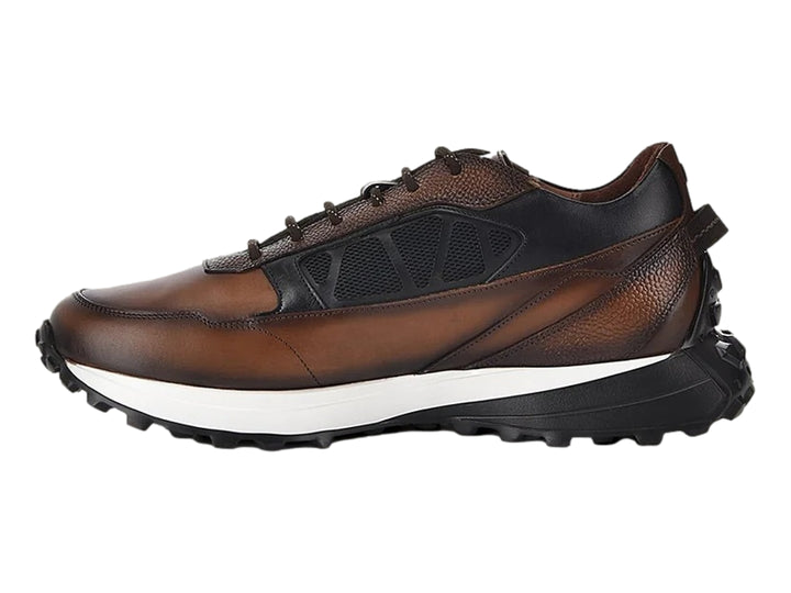 Zapato casual de cuero color almendra con detalles en negro y suela blanca y negra.