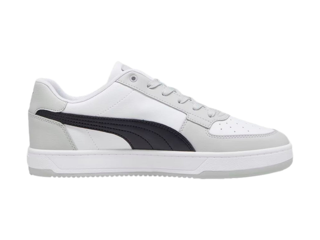 Tenis PUMA Caven 2.0 en color blanco con detalles en gris y negro, diseño deportivo de corte bajo.