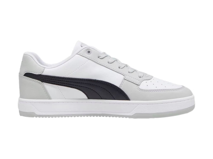 Tenis PUMA Caven 2.0 en color blanco con detalles en gris y negro, diseño deportivo de corte bajo.