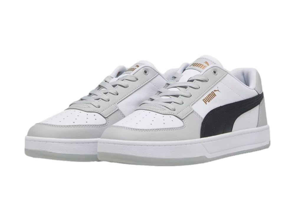 Tenis PUMA Caven 2.0 en color blanco con detalles en gris y negro, diseño deportivo de corte bajo.