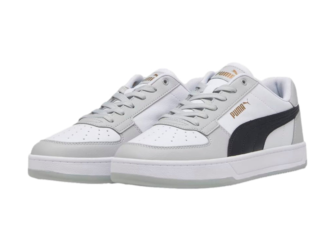Tenis PUMA Caven 2.0 en color blanco con detalles en gris y negro, diseño deportivo de corte bajo.
