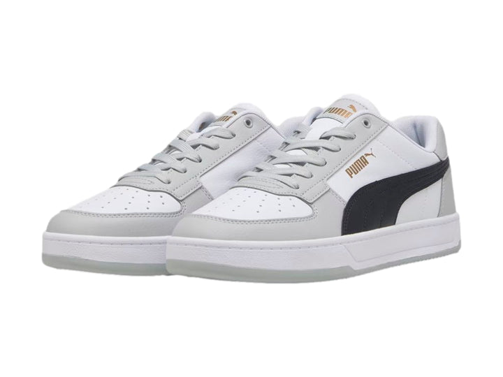 Tenis PUMA Caven 2.0 en color blanco con detalles en gris y negro, diseño deportivo de corte bajo.