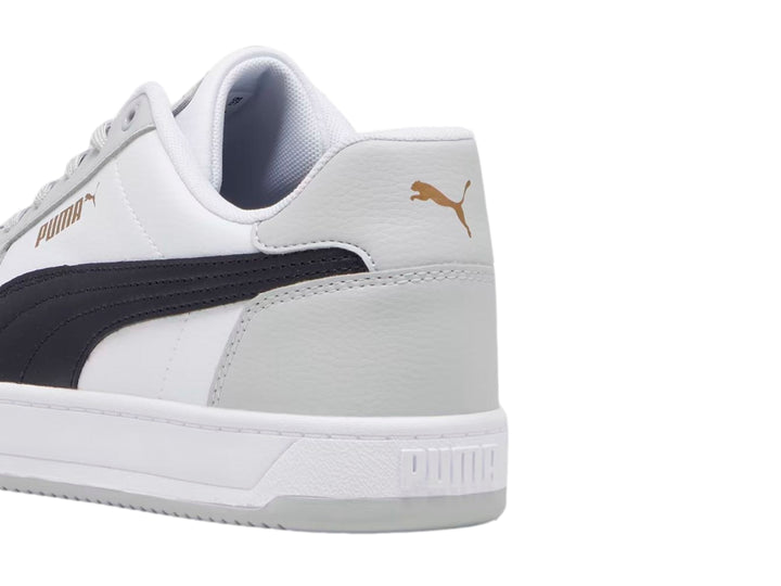 Tenis PUMA Caven 2.0 en color blanco con detalles en gris y negro, diseño deportivo de corte bajo.