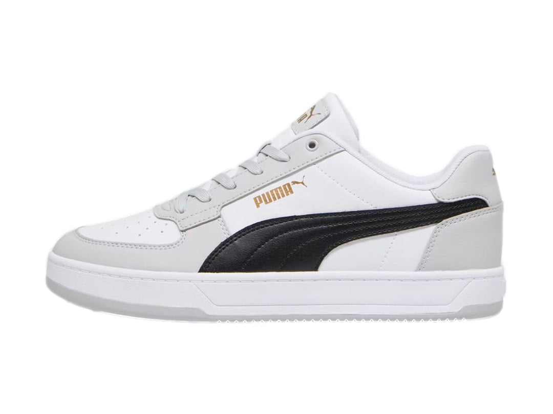 Tenis PUMA Caven 2.0 en color blanco con detalles en gris y negro, diseño deportivo de corte bajo.