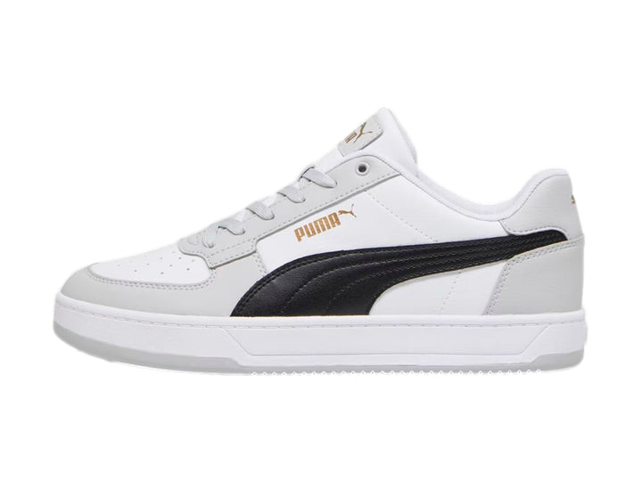 Tenis PUMA Caven 2.0 en color blanco con detalles en gris y negro, diseño deportivo de corte bajo.