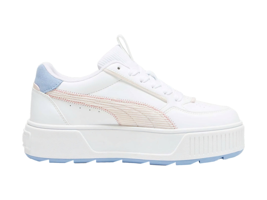 Tenis PUMA blancos con detalles en rosa y azul, suela de plataforma blanca y diseño deportivo para niños.