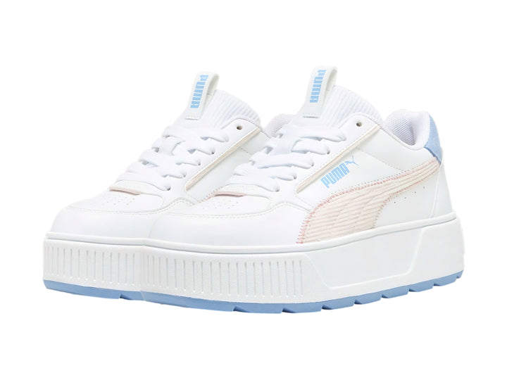Tenis PUMA blancos con detalles en rosa y azul, suela de plataforma blanca y diseño deportivo para niños.