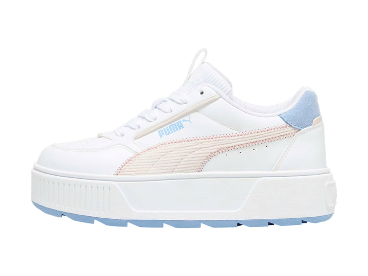 Tenis PUMA blancos con detalles en rosa y azul, suela de plataforma blanca y diseño deportivo para niños.