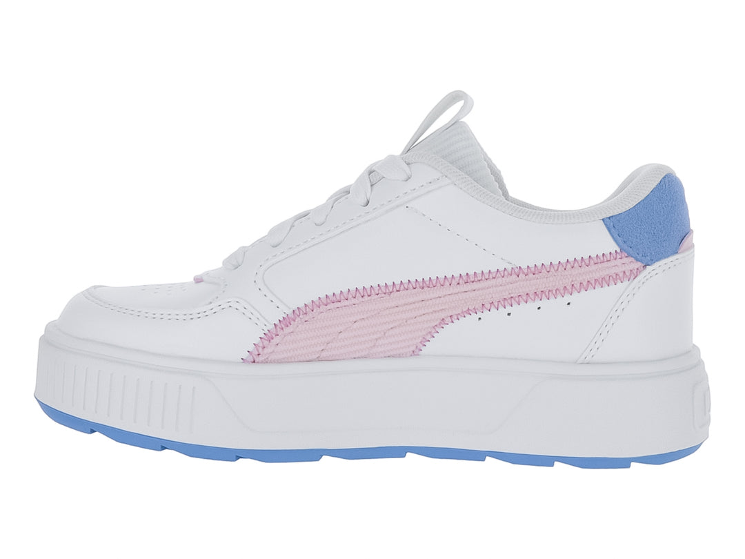 Tenis PUMA blancos con franja rosa de pana y suela azul de plataforma.