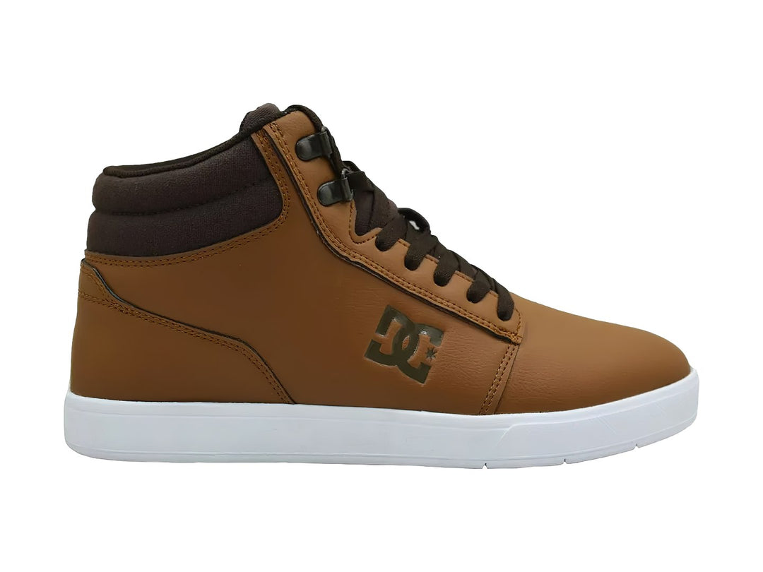 Tenis botín DC Shoes color marrón con suela blanca y cuello oscuro.