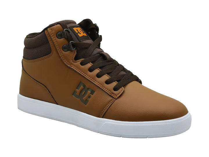 Tenis botín DC Shoes color marrón con suela blanca y cuello oscuro.