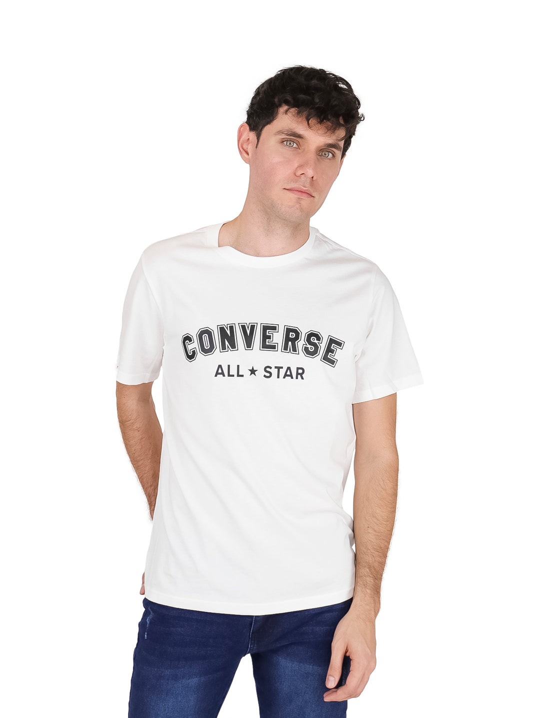 Hombre vistiendo una playera blanca de manga corta con el logotipo de Converse All Star en el pecho.
