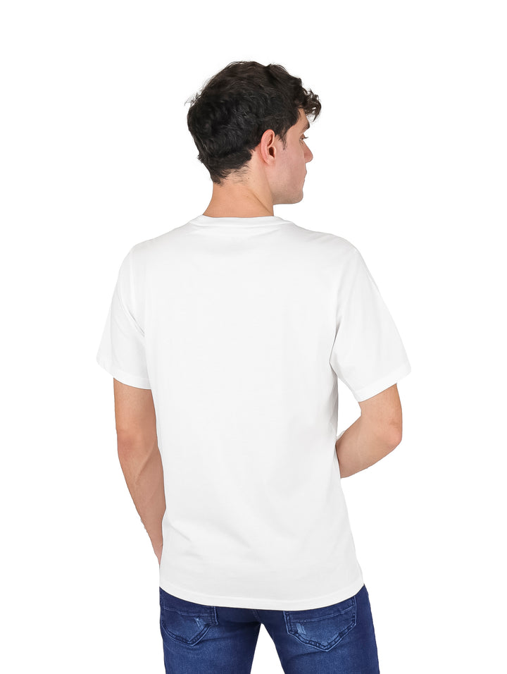 Hombre vistiendo una playera blanca de manga corta con el logotipo de Converse All Star en el pecho.