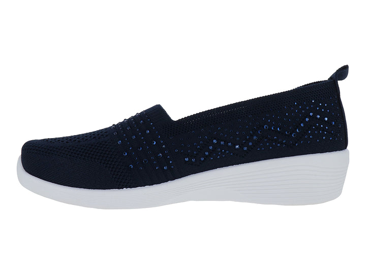 Zapato deportivo slip-on color azul marino con detalles brillantes y suela blanca.