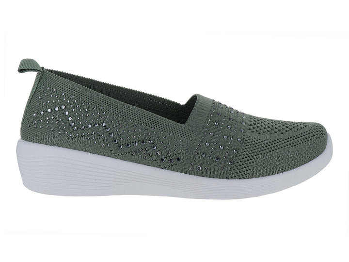 Zapato deportivo slip-on color verde con detalles brillantes y suela blanca.